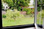 Geöffnetes Fenster mit Blick in den Garten