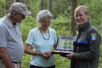 Försterin mit Laptop im Beratungsgespräch mit zwei Waldbesitzern (Foto: Florian Stahl)