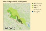 Das Projektgebiet setzt sich aus drei Teilgebieten zusammen: dem Forstbetrieb Neureichenau, dem Nationalpark Bayerischer Wald und dem Nationalpark Šumava. Teile des tschechischen Forstbetriebs Kubany sind ebenfalls in das Projekt involviert. Über das gesamte Untersuchungsareal verteilt finden sich 19 Rotwild-Wintergatter. NP = Nationalpark, FB = Forstbetrieb. Kartenmaterial: OpenStreetMap