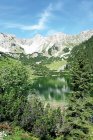 Malerisches Bild eines Bergsees mit Bergen im Hintergrund