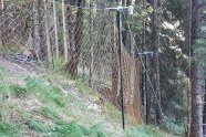 Ein Berghang, an dem Netze gespannt sind