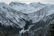 Winterliche Flanke eines Bergmassives.