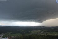 Große Gewitterfront über einer besiedelten Landschaft.