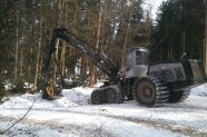 Mit Bogiebändern ausgestatteter Forwarder im verschneiten Wald