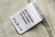 Zettel mit verwendeten Materialien in einem Kleidungsstück