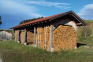 Schuppen mit gespaltenem Brennholz darunter