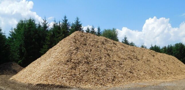 Großer hellbrauner Haufen aus kleinen Holzstückchen