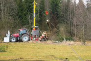 arbeitender Seilkran auf einer Wiese