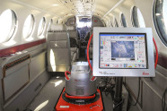 Großformat-Kamera in einem Flugzeug