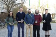 Gruppenfoto von fünf Personen mit Fotofallen in den Händen