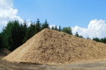 Großer hellbrauner Haufen aus kleinen Holzstückchen