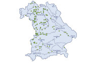 Politische Umrisskarte von Bayern zeigt die über das ganze Bundesland verteilten Inventurpunkte der Linde.