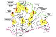 Karte von Oberbayern und Schwaben. Die 10 Forstämter mit Eschenanteilen ab 3 % sind farblich hervorgehoben. Die größten Anteile haben Freising 13% sowie Weißenhorn und Neuburg/Donau mit jeweils 10%. 