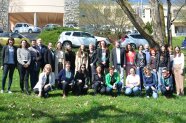 Gruppenfoto mit ca. 25 Menschen auf einer sonnigen Wiese