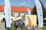 Gut besuchter Messerstand mit großen Fahnen mit der Aufschrift proHolz.