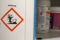 Chemikalien in Eimern in einem Regal