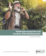 Alter Mann mit Rucksack telefoniert mit Smartphone