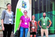 Gruppenbild vor dem Plakat der Jahrestagung der Gesellschaft für Ökologie in Leipzig