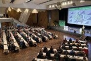 Blick von der Tribüne in den Saal