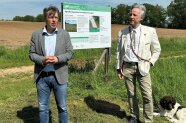 Stephan Sedlmayer und  Dr. Peter Pröbstle  stellen das Agroforstprojekt in Schwarzenau vor.