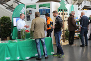 Personen stehen vor einem Infostand.