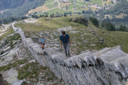 Zwei Menschen gehen eine Steintreppe hinauf