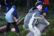 Zwei Kinder beim Spielen im Wald