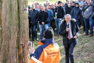 Ein Mann stellt einem anderen Mann vor Publikum Fragen zu einem Baum.