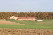 Landschaft mit landwirtschaftlichen Betrieb im Hintergrund