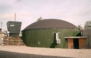 Fermenter einer Biogasanlage vor blauem Himmel