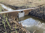 Mithilfe eines Schiebers kann der Wasserstand an Entwässerungsgräben geregelt werden