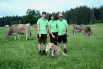 Familie Höpfl vom Jackelhof auf der Weide mit Kühen