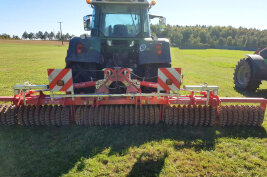 Schlepper mit Wiesenwalze
