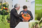 Dr. Uli Zerger, Schirmherr der Stiftung Ökologie und Landbau überreicht Sebastian Wolfrum, TUM, einen Blumenstrauß.