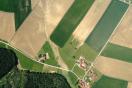 Luftbild einer Agrarlandschaft mit starker Bodenabschwemmung
