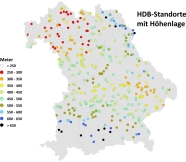 Landkarte von Bayern mit den Humus-Datenbank-Probestandorten. Die Höhenlagen sind durch unterschiedliche Farben dargestellt.