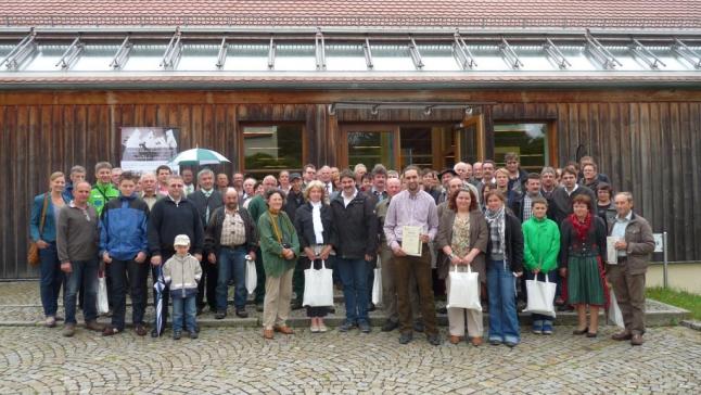 Teilnehmer der Wiesenmeisterschaft 2014 im Hof des Freilandmuseums