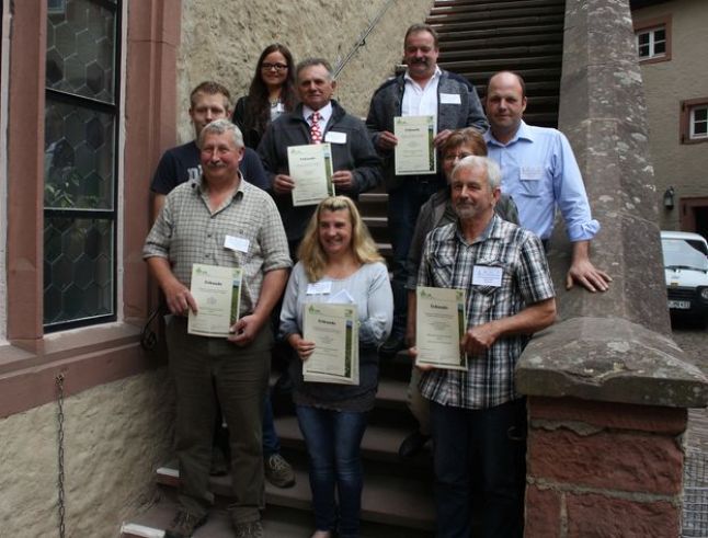 Die Preisträger der Wiesenmeisterschaft auf einer Treppe auf Burg Rothenfels