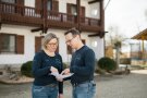Manfred und Elisabeth Aue befinden sich im Austausch bezüglich des Bauprojektes auf ihrem Hof. 