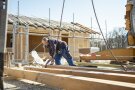 Bauarbeiter erricthet den Spitzöder Kindergarten