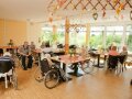 Die Senioren treffen sich am Schulhauser Hof im Gemeinschaftsraum um Mittag zu essen. 
