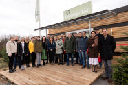 Alle an der Kooperation beteiligten Betriebe vor dem "Kleeberger Kistl"