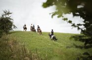 Kinder reiten auf Ponys