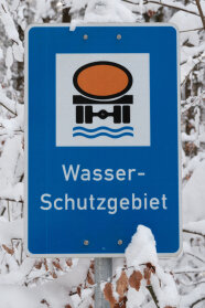Schild Wasserschutzgebiet im Winter