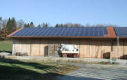 Bild einer landwirtschaftlichen Halle mit einer Photovoltaikanlage auf dem Dach