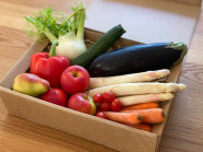 Kartonbox gefüllt mit verschiedenen Gemüsen