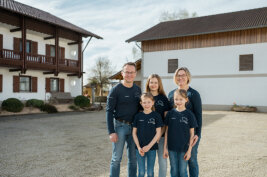 Familie Aue steht für das Foto als Gruppe im Innenhof