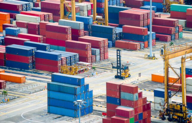 Anlage mit Schiffscontainern und Hubkränen