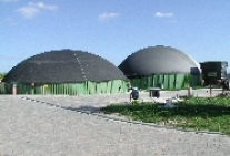 Foto einer Biogasanlage mit zwei Behältern