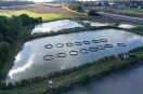 Runde Versuchsparzellen in einem Teich